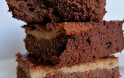 Brownie con cheesecake de plátano y café
